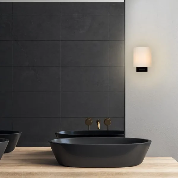 badkamerwandlamp_zwart_me_4.webp Hot Straluma Badkamerwandlamp zwart met opaal glazen kap