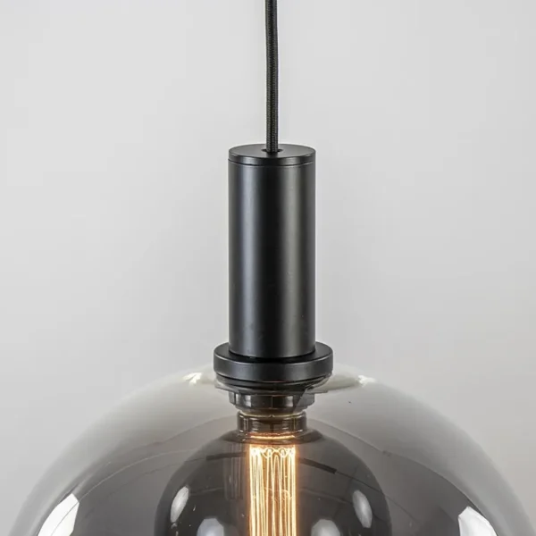 chique_lichts_hanglamp_zw_2-2.webp Outlet Straluma Chique 3-lichts hanglamp zwart met smoke glazen bollen