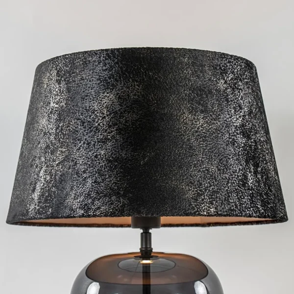 chique_tafellamp_zwartgou_2.webp Shop Straluma Chique tafellamp zwart/goud met kap