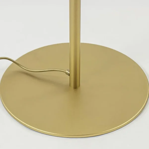 chique_vloerlamp_mat_goud_3.webp Discount Straluma Chique vloerlamp mat goud met mat witte glazen kap