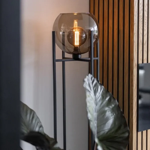 frame_vloerlamp_mat_zwart_4.webp Flash Sale Straluma Frame vloerlamp mat zwart met smoke glazen bol