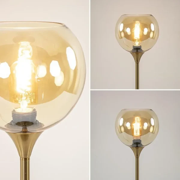 gouden_tafellamp_met_ambe_3.webp Discount Straluma Gouden tafellamp met amber glazen bol 20 cm