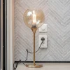 gouden_tafellamp_met_ambe_4.webp Discount Straluma Gouden tafellamp met amber glazen bol 20 cm