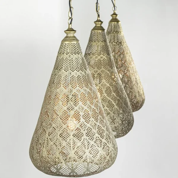 grote_hanglamp_lichts_mat_2.webp Sale Straluma Grote hanglamp 3-lichts mat goud met zwarte balk