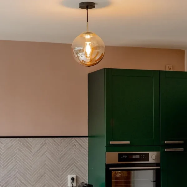 hanglamp_amber_glazen_bol_4.webp New Straluma Hanglamp amber glazen bol 25 cm met messing