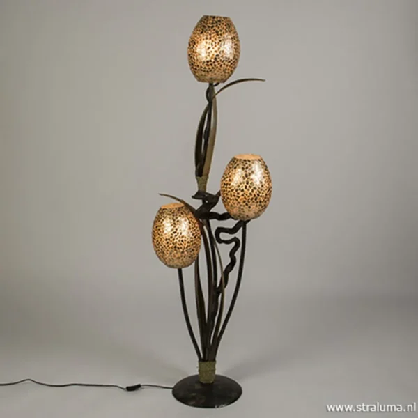 houten_vloerlamp_met_kelk_1.webp New Straluma Houten vloerlamp met kelk van schelpen