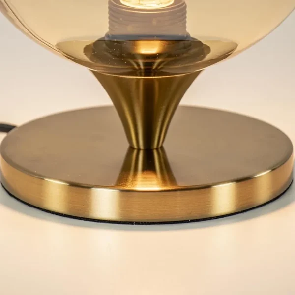 kleine_tafellamp_goud_met_2.webp Online Straluma Kleine tafellamp goud met amber kleurig glas