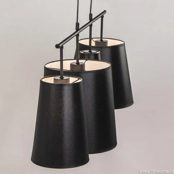 l_hanglamp_met_zwarte_kap_2.webp Online Straluma 4-L Hanglamp met zwarte kappen