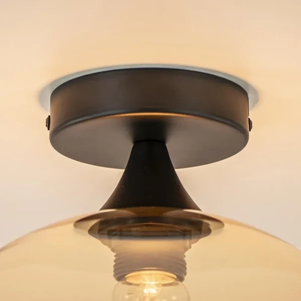 mat_zwarte_plafondlamp_me_2-1.webp Hot Straluma Mat zwarte plafondlamp met amber glazen bol 30 cm