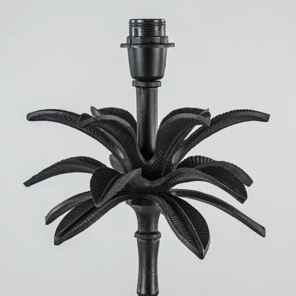 mat_zwarte_vloerlamp_arma_1.webp Best Straluma Mat zwarte vloerlamp Armata met palmbladeren