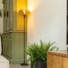 mat_zwarte_vloerlamp_met__4-3.webp Outlet Straluma Mat zwarte vloerlamp met glazen kap helder/goud