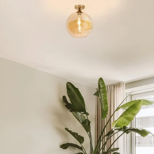 plafondlamp_goud_met_ambe_4.webp Clearance Straluma Plafondlamp goud met amber glazen bol 30 cm