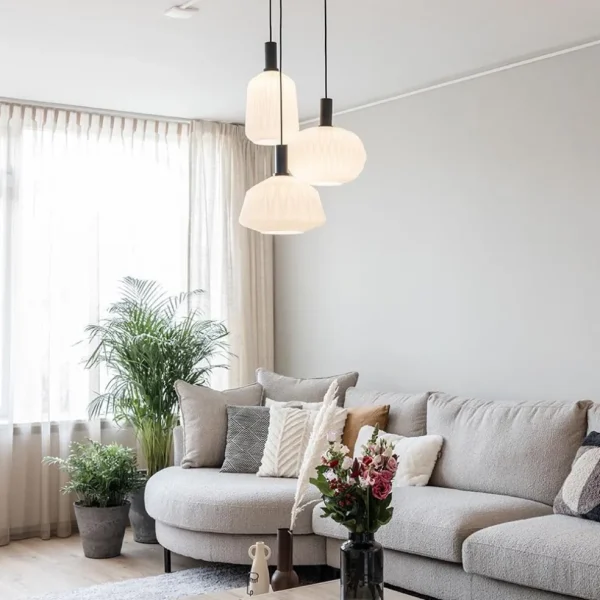 ronde_lichts_hanglamp_met_4-4.webp Outlet Straluma Ronde 3-lichts hanglamp met opaal witte glazen