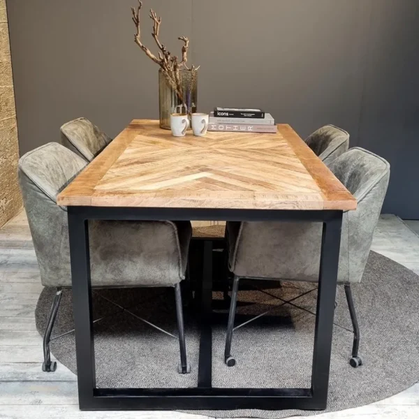 stoere_eettafel_mangohout_4.webp Cheap Straluma Stoere eettafel mangohout met visgraat en zwarte poot
