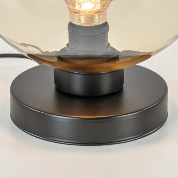 strak_klassieke_tafellamp_2-2.webp Store Straluma Strak klassieke tafellamp zwart met amber glas
