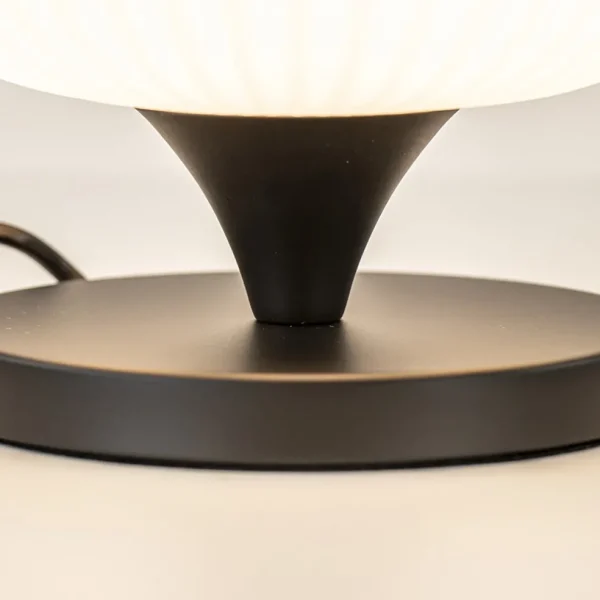 New Straluma Tafellamp mat zwart met wit glas